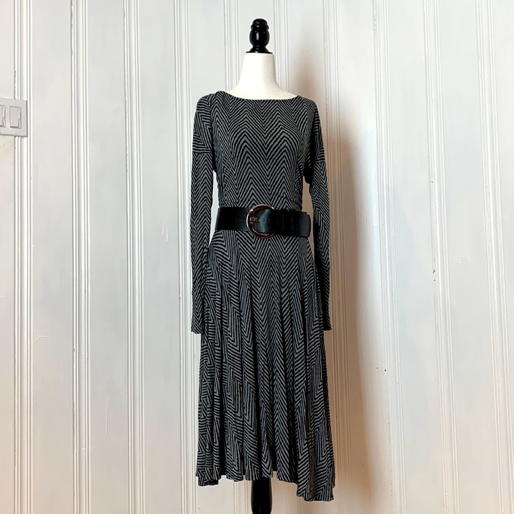 TRACY REESE flowy black and grey chevron striped dress